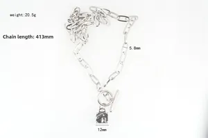 Détail du collier pendentif boîte en acier titane avec fermoir en T industriel