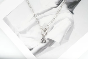 Détail du collier vintage en acier titane avec pendentif boîte et fermoir à bascule chic