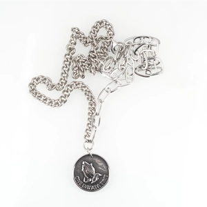 Collier chaîne rétro argenté avec pendentif mains en prière et gravure inspirante