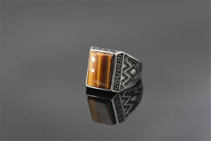 Makroaufnahme eines Vintage-Herrenrings aus Silber mit Tigerauge-Stein und griechischem Schlüsselmuster
