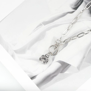 Collier en acier titane avec pendentif cube gravé Paris et fermoir à bascule