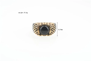Dettaglio macro di un anello da uomo retrò con pietra nera e finitura oro e argento