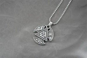 Λεπτομέρεια του μενταγιόν Valknut Viking με ανάγλυφο ήλιο και φεγγάρι σε αλυσίδα