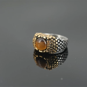 Anello retrò da uomo in acciaio inossidabile bicolore con pietra occhio di tigre e trama