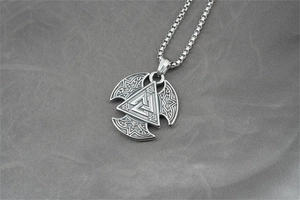 Λεπτομέρεια του μενταγιόν Valknut των Βίκινγκ με εγχάρακτα σχέδια ήλιου και σελήνης
