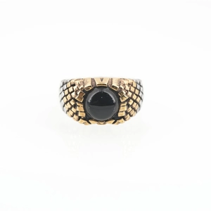 Anello punk vintage in acciaio al titanio con gemma nera e accenti dorati testurizzati