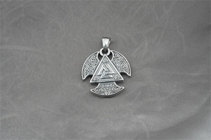 Λεπτομερής λήψη macro του vintage μενταγιόν Valknut με περίπλοκη γεωμετρία Βίκινγκ