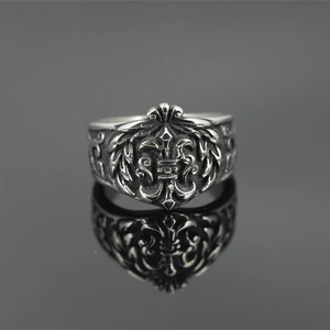 Retro punk style fleur-de-lis relief ring in titanium steel with vintage silver finish