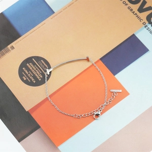 Eleganter silberner T-Smile Armband mit verstellbarem Verschluss auf stylischem Hintergrund