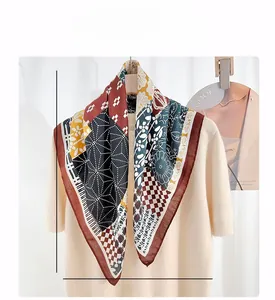 Détail montrant le motif géométrique rétro et les dimensions 68 cm du foulard soie