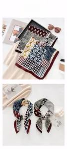 Détail du foulard en soie à chevrons multicolore stylisé avec un magazine et un café chic