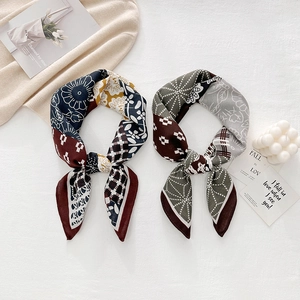Foulard Carré en Polyester à Imprimé Géométrique Chevrons Vintage pour Femmes Rétro Elégant Foulard Sensation Satin Mode