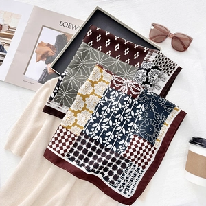 Foulard en soie élégant à motif chevrons et imprimé géométrique sur un tricot