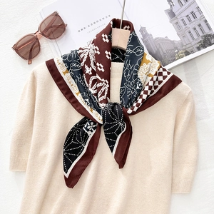 Carré de soie vintage à motif géométrique marron et beige sur un pull en maille