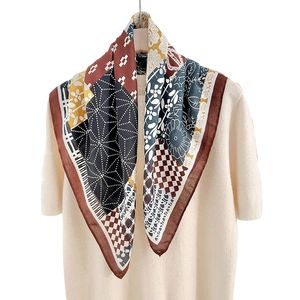 Carré de soie rétro à motif géométrique à chevrons sur un haut en maille beige