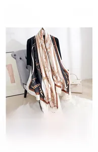 Detailaufnahme des Seidenschals mit klassischem Kettendruck und Trensenmotiv in neutralen Tönen