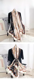 Details des Seidensatinschals mit Vintage-Kettendruck und Blumenmuster auf schwarzem Top