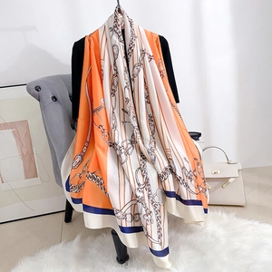 Eleganter Seidenschal im französischen Stil mit orange-blauem Kettenprint und Blumen