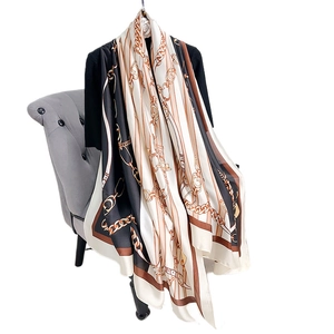 Eleganter Seidenschal mit klassischem Reiterkettenmuster in Schwarz und Karamelbraun