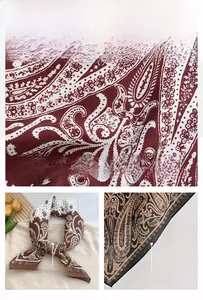 Detailansicht des Seidenschals mit Paisley-Muster, Fischgrättextur und weichem Stoff