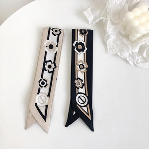 Ensemble de foulards étroits vintage français en beige et noir avec motifs de camélia