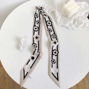 Twilly en soie vintage français avec motif de camélia noir sur fond blanc crème élégant
