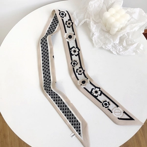 Foulard étroit en soie vintage français avec imprimé camélia sur socle blanc élégant