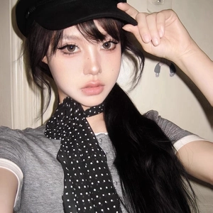 Écharpe à pois avec casquette gavroche noire et haut en tricot gris, style rétro
