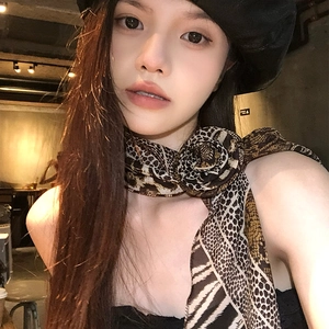 Foulard chic en soie à imprimé animalier avec un nœud rose 3D au fini brillant
