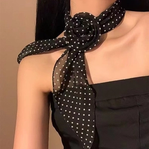 Foulard élégant à pois noirs avec une grande décoration de rose en tissu 3D chic