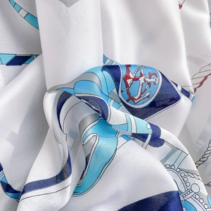 Écharpe longue soyeuse élégante avec motif nautique d'ancre et de chaîne blanc et bleu marine