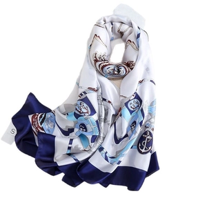 Élégant foulard en soie à imprimé nautique avec ancres et voiliers en bleu et blanc