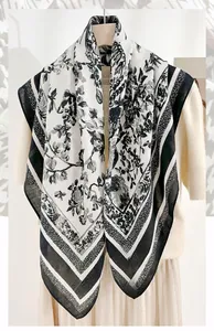Dettaglio foulard quadrato 90 cm bianco e nero con motivo a spina di pesce e fiori
