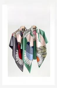 Détail de foulards en soie sergée suspendus avec imprimés artistiques de marguerites