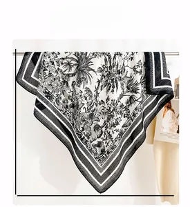 Dettaglio foulard quadrato 90cm con stampe floreali bianche e nere e bordi a righe