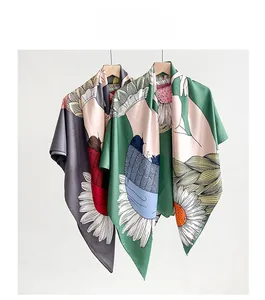Détail d'un foulard en soie avec motif de fleurs et de fille sur un cintre en bois