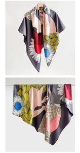 Gros plan d'un foulard en soie avec illustration moderne et imprimés floraux vifs