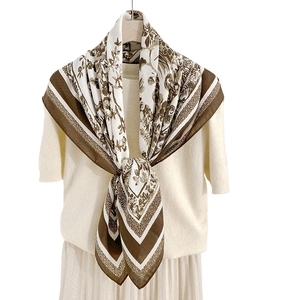 Elegante foulard di seta vintage da donna con stampe botaniche marroni e motivi a spina di pesce