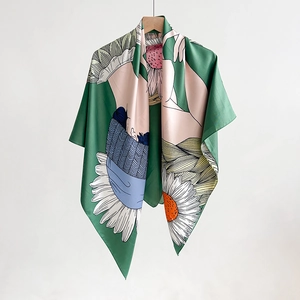 Écharpe en soie verte avec imprimé marguerites et motifs artistiques sur cintre