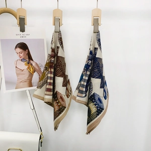 Elegante foulard in seta con motivo a spina di pesce e geometrico in tonalità calde e fredde