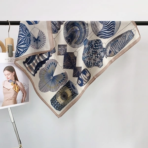 Elegante sciarpa in seta con motivi a lanterna blu e trame geometriche chic