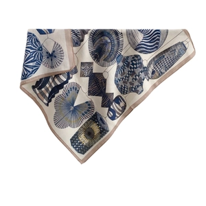Lussuoso foulard di seta a spina di pesce con motivi blu su base color crema