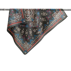 Carré de soie vintage à motif paisley gris foncé présenté sur un support en métal