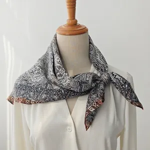 Klassisches Paisley-Vierecktuch in Marineblau aus seidenähnlichem Stoff am Model