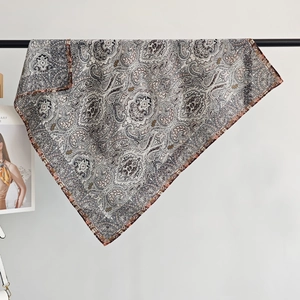 Klassisches Seiden-Halstuch mit Paisley-Muster und braunem Rand im Bohemian-Stil
