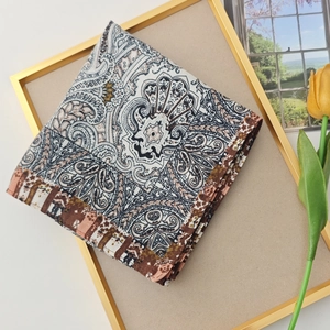 Klassisches Paisley- und Blumenmuster Samt-Viereckstuch in Erdtönen auf Goldrahmen