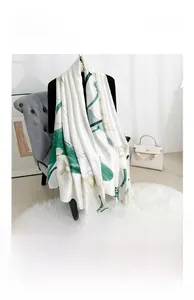 Vue détaillée du foulard en soie crème avec des motifs de feuilles de lotus vertes