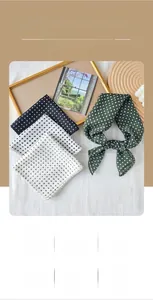 Detailaufnahme von Seidenschals mit Wellenrand und Polka-Dot-Muster in versch Farben