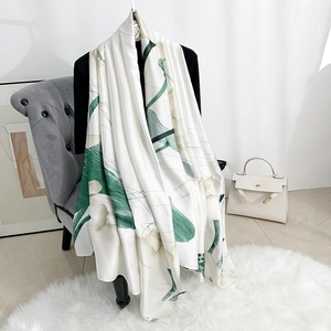 Élégante Écharpe en Satin pour Femmes Imprimé Floral Lotus Châle Long Doux Léger Enveloppement de Cou à la Mode Accessoire Polyvalent pour Voyage Fête