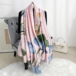 Longue écharpe élégante en satin de soie avec imprimé floral de lotus rose sur mannequin